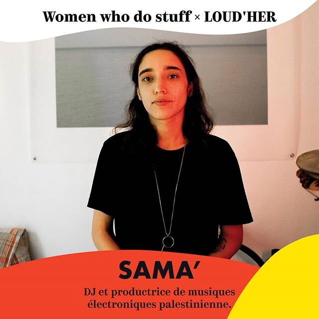 Nous avons demandé à @asso.loudher qui visibilise les femmes dans les musiques actuelles, de nous parler de musiciennes. Voici le premier portrait issu de notre collab, celui de l’artiste SAMA’ ! 
Née à Ramallah en territoires palestiniens, Sama Abdulhadi est une DJ et productrice de musiques électroniques. Elle livre une techno sombre, percutante et musicale.
À 15 ans, elle découvre cet univers par le biais de son frère qui lui offre deux albums de musique électronique. Elle est immédiatement conquise par ces nouvelles sonorités et organise une soirée durant laquelle elle s’improvise DJ afin de partager sa découverte avec des amis. Elle joue les disques, les morceaux s’enchaînent mais le charme n’opère pas, pas encore. En Palestine, les années 2000 sont celles du hip-hop et la techno se heurte à l’incompréhension du public. 
Sama Abdulhadi rejoint le Liban pour suivre des études d’ingénieure du son à Beyrouth. Elle continue d’explorer les nuits, joue et mixe ses premières productions dans les clubs de la ville avant de se réinstaller à Ramallah en 2009. 
À son retour, SAMA’ est déterminée et continue de mixer. La gérante d’un club de la ville lui propose d’organiser une soirée et de s’y produire. Cette nuit, riche en rencontres marquera un tournant dans la carrière de SAMA’ et dans l’émergence de la scène techno palestinienne. 
Si plus de dix ans après les premiers lives de la DJ, une véritable scène électronique palestinienne s’est façonnée, SAMA’ reste la seule artiste de son pays à jouer une techno martiale et cérébrale. Elle intègre à ses mixes du field recording, c’est à dire divers sons captés autour d’elle, comme en 2014 lorsqu’elle enregistre à la télévision les bruits de la guerre menée par l’armée israélienne à Gaza pour en faire un morceau. 
SAMA’ envisage la scène techno palestinienne comme un endroit de révolte, de résistance, elle y entrevoit une possible réappropriation et reconstruction de l’identité palestinienne. « Mon rêve c’est de placer la Palestine quelque part sur une mappemonde. En attendant, elle trouve sa place dans mon monde, le monde de la nuit ». (Crédit photo : @bergdotjpeg)
#wwds #womenwhodostuff #assoloudher#loudher #SAMA