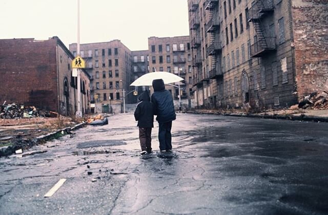 Repérée par Ellen Stewart, figure majeure du théâtre underground du Lower East Side, Martine Barrat s’installe à New York en juin 1968. Danseuse et comédienne, une blessure l’empêche de continuer cette carrière et elle se met à la vidéo après avoir reçu en cadeau une des premières caméras en circulation à l’époque. Lors d’un atelier avec les enfants du South Bronx, elle rencontre le membre d’un gang et ils commencent à travailler ensemble. Débute alors un travail de plus de six ans avec les gangs du Bronx, les Roman Kings (et Queens) et les Ghetto Brothers. Sa caméra est volée peu après et les membres du gang lui offrent son premier appareil photo. Martine Barrat et ses amis souhaitent montrer la réalité d’un quartier plein de vie et de potentiels mais très pauvre, et perçu comme un ghetto insalubre rempli de délinquants. L'appareil photo est un instrument commun, appartenant à tous. À travers ses photographies, elle témoigne de la véritable vie de Harlem et rend hommage à ses habitants. Elle en tire un documentaire, “You Do the Crime, You Do the Time” qui obtient le Prix du meilleur documentaire à Milan. Une exposition lui est consacrée au Whitney Museum en 1978 mais son travail reste très peu présenté en France.
#wwds #womenwhodostuff #MartineBarrat #womenphotographs #photographie