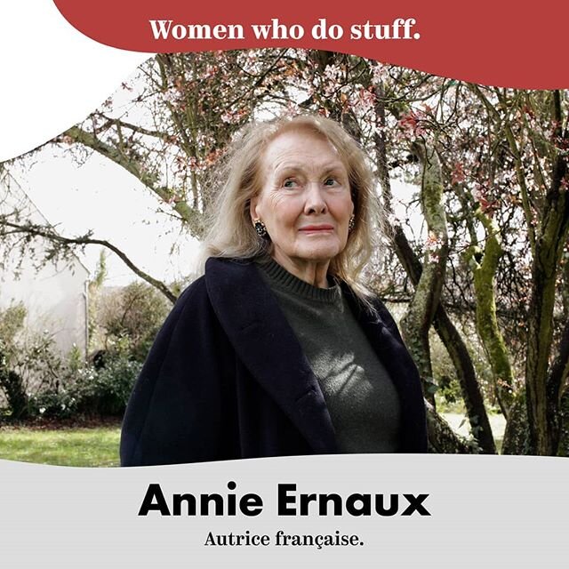 Annie Ernaux est née en 1940, dans une famille ouvrière de Normandie. La matière de ses livres est tirée de sa propre vie, sur laquelle elle jette un regard situé ‘quelque part entre la littérature, la sociologie et l’histoire’. Elle grandit à Yvetot, entre le commerce parental et l’école privée catholique. Douée pour apprendre et passionnée de littérature, elle continue ses études en licence de lettres à Rouen. Elle se marie et a deux enfants, et réussit à passer un concours de l’enseignement. Elle était professeure de lettres jusqu’en 2000. Après une ébauche de roman, elle abandonne l’écriture, étouffée par la vie domestique. Une double prise de conscience l’y ramène, ce qui guidera tout son œuvre : sa classe et son genre. La lecture de Bourdieu lui révèle son statut de transfuge de classe. Ce conflit interne donne la matière de son premier roman, Les armoires vides (1974). Elle revient ensuite sur ses expériences personnelles, en les analysant au prisme des sciences sociales, et tient des journaux d’observation de la vie quotidienne, avec un regard d’ethnologue.
Sa lecture du Deuxième Sexe dans les années 1960, puis les premiers mouvements féministes des années 1970 et son engagement au MLAC, ont accompagné sa réflexion féministe. Ernaux raconte son avortement clandestin (L’événement), son mariage difficile (La femme gelée), sa première expérience sexuelle traumatisante (Mémoire de fille), des liaisons amoureuses (Passion simple) ou son cancer (L’usage de la photo) – mêlant toujours une réflexion féministe, politique et engagée, avec le récit intime. Son œuvre maîtresse, Les Années, est une ‘autobiographie impersonnelle’, récit de son expérience de femme croisée avec l’histoire sociale de la France, entre 1940 et 2008. Certaines de ses œuvres ont été reçues violemment par la critique et les médias, à cause du style littéraire d’apparence trop simple, et les sujets abordés controversés. Elle est aujourd’hui une autrice majeure en France et à l’étranger, la littérarité de son œuvre est incontestée. Après une vingtaine de livres, elle continue à écrire. Engagée à gauche et féministe, elle publie régulièrement des tribunes dénonçant la situation sociale française