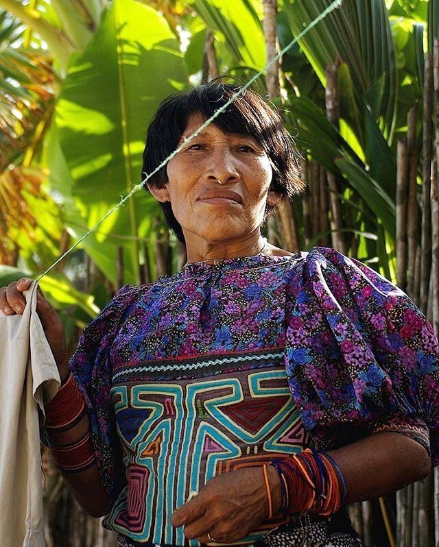 Fabriqués à la main, les molas font partie du costume traditionnel des femmes du peuple kuna, vivant principalement au Panama.
Plusieurs couches de tissus sont assemblées pour former les plastrons et les dossards des corsages portés quotidiennement. Entre 2 et 7 couleurs différentes sont cousues et découpées pour former des motifs géométriques souvent inspirés de la nature environnante. Les molas, signifiant le plumage de l’oiseau, sont l’héritage d’une tradition plus ancienne de peinture sur le corps. Considéré comme un art exclusivement féminin, chaque mola est normalement destiné à l’usage personnel de la femme qui le fabrique. Cependant, depuis les années 80, certains sont vendus aux touristes afin de garantir une source de revenus pour les artisanes.
#wwds #womenwhodostuff #mola #kuna #panama #artisanat