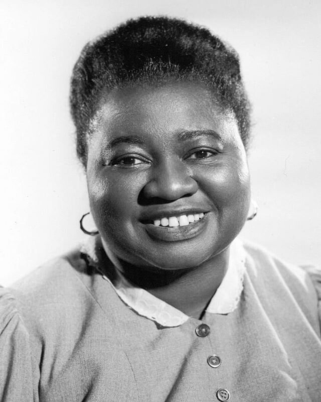 Utilis&eacute;e principalement dans les m&eacute;dias am&eacute;ricains, la &laquo; mammie &raquo; est une caricature raciste de la servante noire d&eacute;vou&eacute;e &agrave; ses ma&icirc;tres blancs. Maternelle et protectrice, elle s&rsquo;occupe des t&acirc;ches domestiques de la maison et des enfants de la famille, souvent au d&eacute;triment de la sienne. Ce st&eacute;r&eacute;otype s&rsquo;est construit pendant l&rsquo;esclavage et continue d&rsquo;exister encore aujourd&rsquo;hui : grosse, noire et le plus souvent d&rsquo;&acirc;ge moyen, la mammie est incarn&eacute;e ainsi pour &ecirc;tre d&eacute;sexualis&eacute;e. Elle ne correspond pas aux crit&egrave;res de beaut&eacute; impos&eacute;s par la soci&eacute;t&eacute; et ne repr&eacute;sente donc aucune menace pour la femme blanche et sa famille. Elle n&rsquo;existe que pour servir leurs int&eacute;r&ecirc;ts. C&rsquo;est aussi une fa&ccedil;on de laver l&rsquo;image des familles blanches et des horreurs qu&rsquo;elles ont fait vivre aux esclaves, faisant de la mammie un symbole de communion. Au cin&eacute;ma, dans les ann&eacute;es 20 &agrave; 50, les actrices noires ne se voient offrir que ce genre de r&ocirc;les et Hattie McDaniel ou Louise Beavers (photo 1 et 2) furent cantonn&eacute;es de nombreuses fois &agrave; ces personnages limit&eacute;s. Hattie McDaniel gagne d&rsquo;ailleurs l&rsquo;Oscar de la meilleure actrice dans un second r&ocirc;le, pour son r&ocirc;le de mammie dans &laquo; Autant en emporte le vent &raquo;, devenant la premi&egrave;re personne noire &agrave; obtenir la statue. Elle fut critiqu&eacute;e par ses pairs pour ses r&ocirc;les, lui reprochant de perp&eacute;tuer le st&eacute;r&eacute;otype. Elle d&eacute;clare : &laquo; Pourquoi devrais-je me plaindre de gagner 7 000$ par semaine en jouant une servante ? C&rsquo;est &ccedil;a ou gagner 7$ par semaine en en &eacute;tant une. &raquo;
On retrouve cette caricature &eacute;galement sur des produits comme la marque Aunt Jemima (photo 3), entretenant encore aujourd&rsquo;hui l&rsquo;image de la femme noire d&eacute;vou&eacute;e dans l&rsquo;imaginaire am&eacute;ricain. L&rsquo;entreprise a r&eacute;cemment annonc&eacute; un changement afin d&rsquo;actualiser la marque de fa&ccedil;on &laquo; appropri&eacute;e et respectueuse &raquo;. Pour aller plus loin, Kimberly Wallace-Sanders dans son livre &laquo; Mammy : a Century of Race, Gender, and Southern Memory &raquo; d&eacute;cortique les repr&eacute;sentations de la mammie et le r&ocirc;le de celle-ci dans le maintien des hi&eacute;rarchies de race, de genre et de classe aux &Eacute;tats-Unis.
#wwds #womenwhodostuff #mammies #HattieMcDaniel #LouiseBeavers