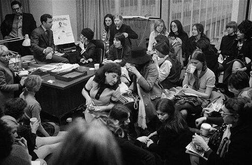 Le 18 mars 1970, des féministes organisent un sit-in dans les locaux du Ladies’ Home Journal, deuxième plus grand magazine féminin à l’époque. Des femmes impliquées dans des associations telles que les New York Radical Feminists, la National Organization of Women ou les Redstockings se réunissent pour protester contre les pratiques du journal. Bien qu’étant un journal adressé aux femmes, le comité de rédaction est principalement masculin. Les manifestantes ont plusieurs demandes : embaucher une rédactrice en chef, plus de femmes à la rédaction pour éviter les préjugés masculins, plus de personnes racisées, augmenter les salaires à un minimum de 125$ par semaine, fournir un service de garde d’enfants gratuite dans les bureaux, proposer des réunions éditoriales à tous les membres du personnel pour éviter les hiérarchies de pouvoir traditionnelles et arrêter la publicité dégradant les femmes. Le sit-in dure 11 heures, pendant lesquelles elles créent un faux journal de 20 pages intitulé « Le Journal des femmes libérées », qui comprend des articles tels que « Comment obtenir un divorce », « Comment avoir un orgasme » ou bien « Comment les détergents nuisent à nos rivières et ruisseaux ». En août 1970, le rédacteur en chef leur laisse 8 pages qu’elles intitulent « Nouveau féminisme ». Elles sont payées 10 000$ et utilisent l’argent pour créer le premier centre pour femmes de New York. Dans les années qui suivent, le magazine fait quelques changements et introduit de nouvelles chroniques comme « La femme qui travaille » et « Les femmes dans l’économie ». En 1974, Lenore Hershey devient rédactrice en chef. (Crédit photo : Jack Smith)
#wwds #womenwhodostuff #ladieshomejournal #sitin #womenrightsmovement #féminisme